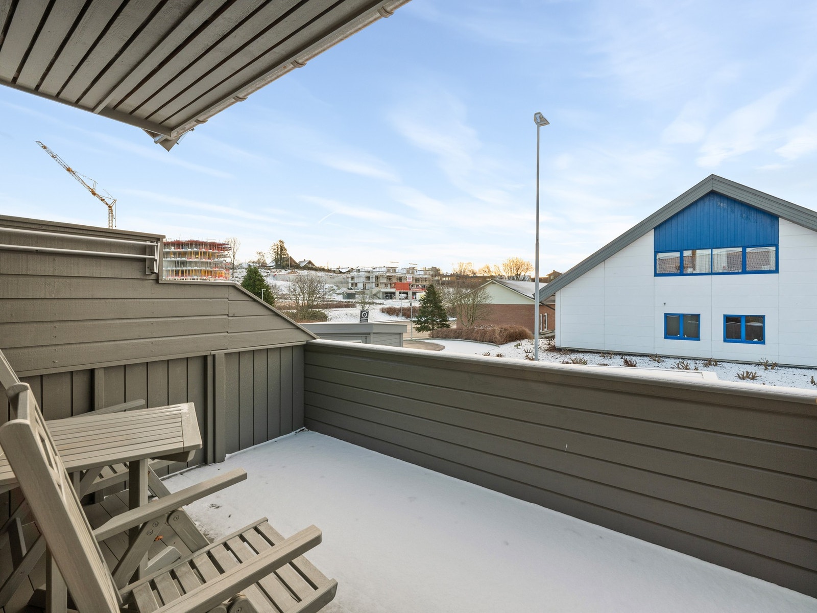 Balkongen i andre etasje er utvidet, det foreligger tegninger fra kommunen men ingen ferdigattest. Galleribilde