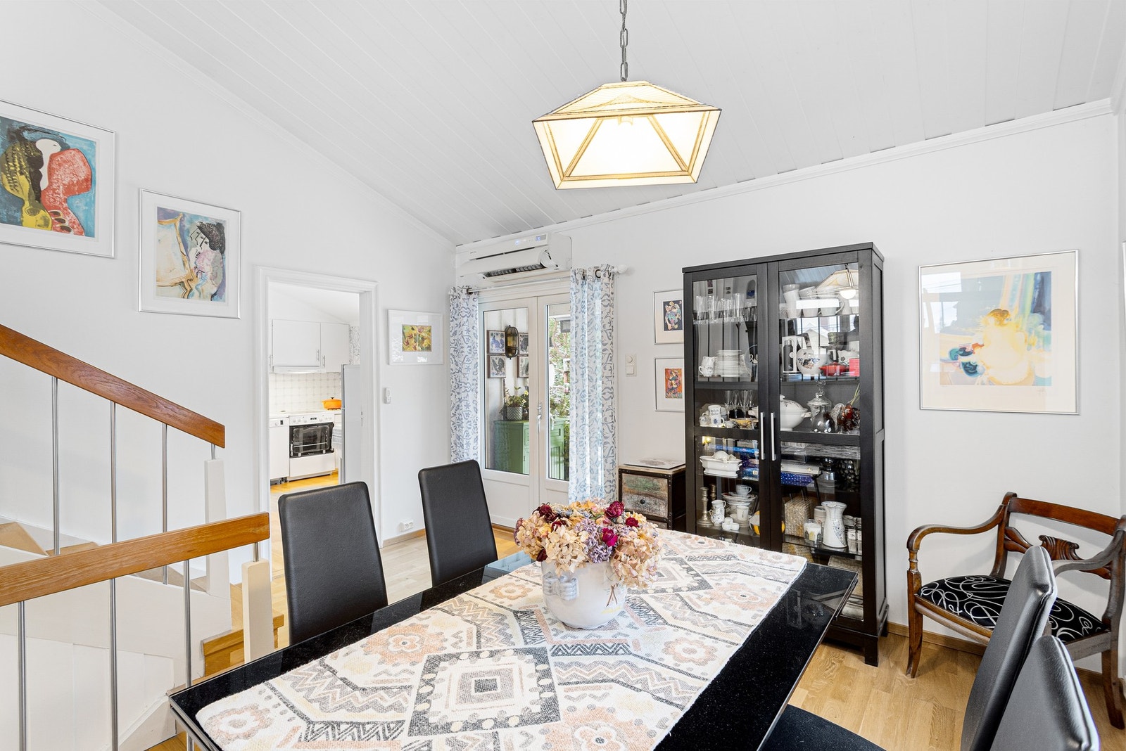Fra spisestuen er det utgang til terrasse og hage Galleribilde