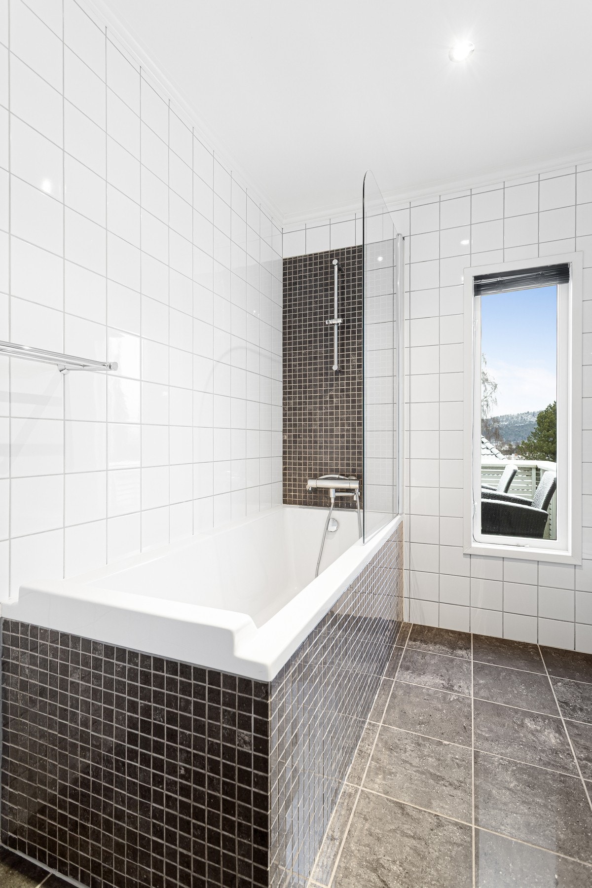 Plassbygget badekar med dusjmuligheter. Galleribilde