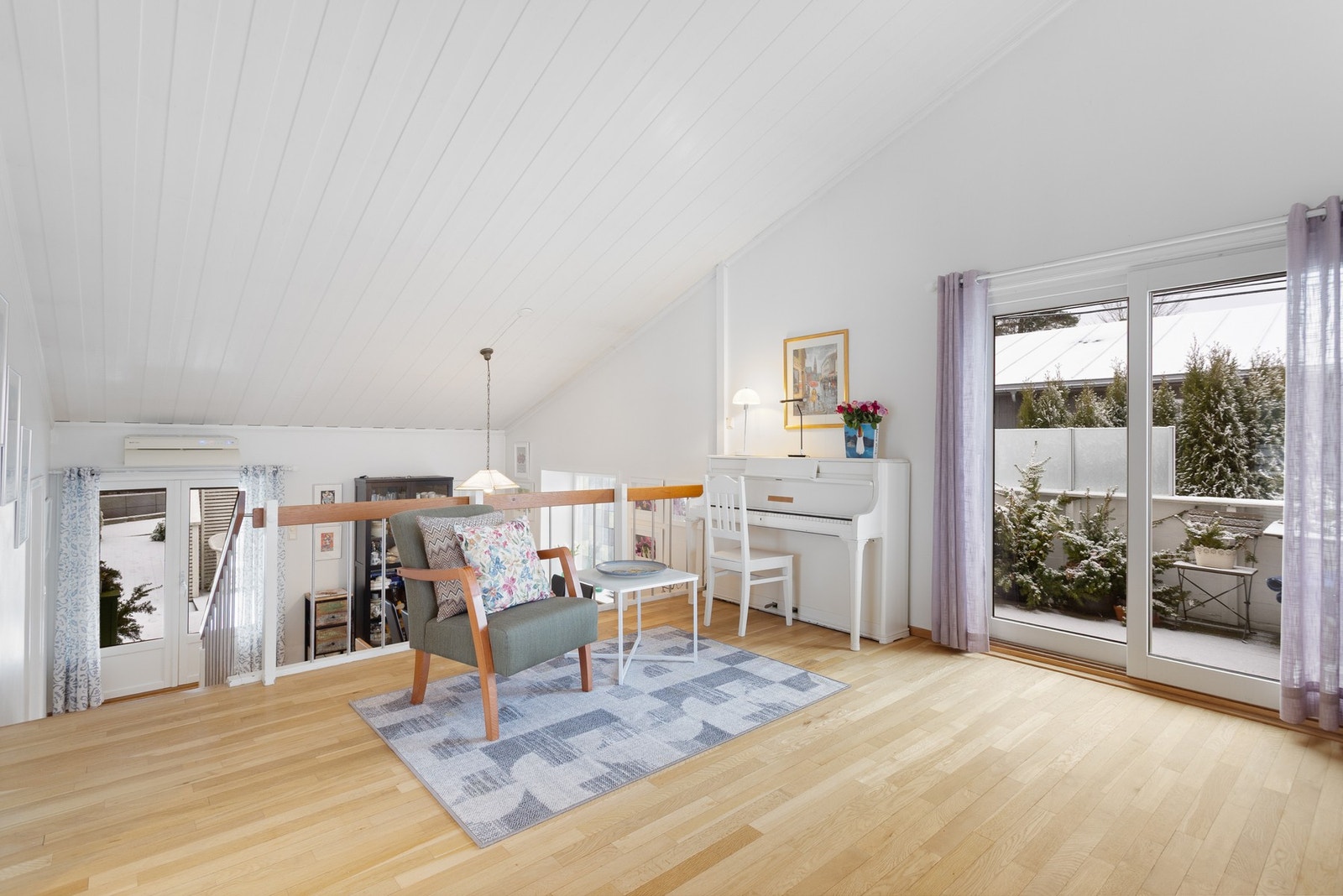 Stue- og kjøkken området går over to plan, der kjøkken og spisestue ligger på nedre plan med trapp opp til stue, bad/wc og ett soverom. Galleribilde
