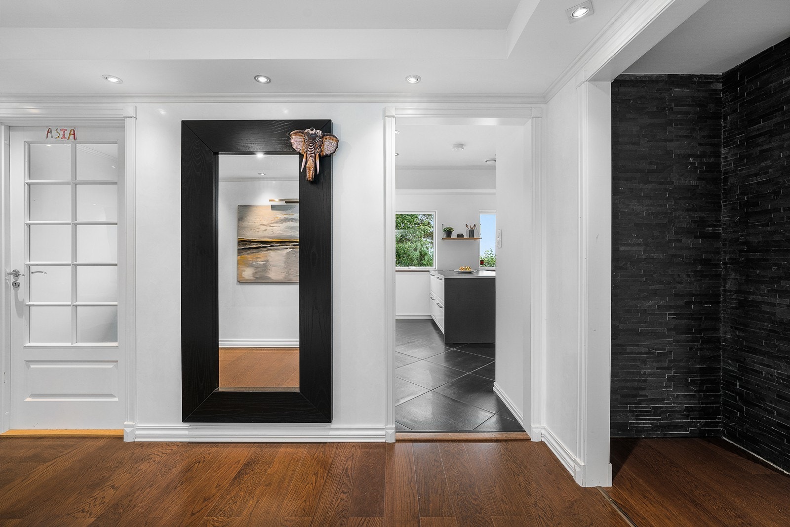 Fra hallen er det adkomst til alle rom i etasjen Galleribilde