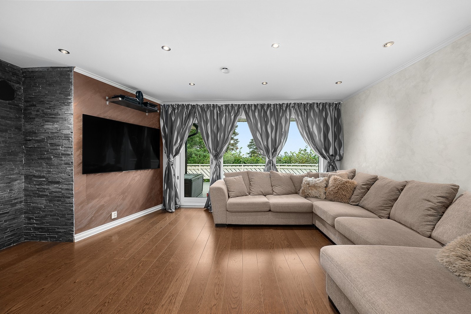 Eier har tidligere hatt peis, men denne er fjernet i dag. Ny eier kan montere peisovn om det er ønskelig. Galleribilde