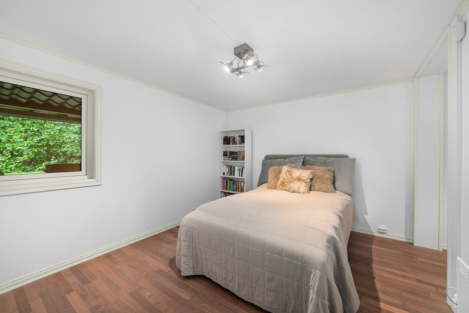 I underetasjen som tilhører hoveddelen er det et soverom, omkledningsrom og en bod/teknisk rom. Galleribilde