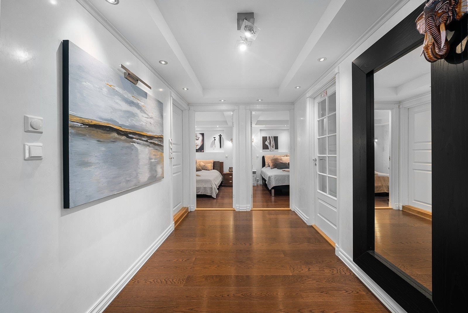 Det er god belysning og gjennomgående god standard i hele boligen. Galleribilde