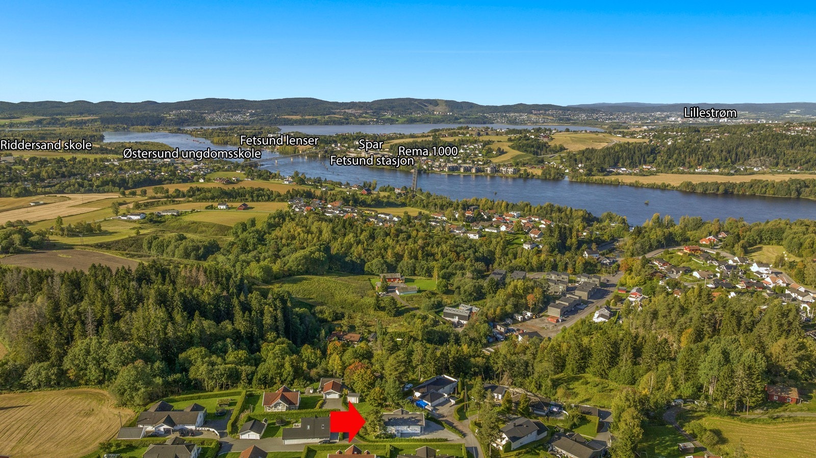 Det er kort vei til Fetsund sentrum med flere dagligvarebutikker, spisesteder, frisør, treningsstudio og bank. For ytterligere servicetilbud kan man ta turen til Lillestrøm. Galleribilde