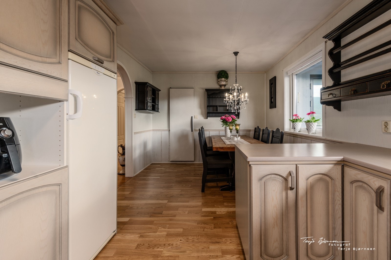 Her har man plass til en eget spisebord. Dør inn til kjølerom i enden av bildet. Galleribilde