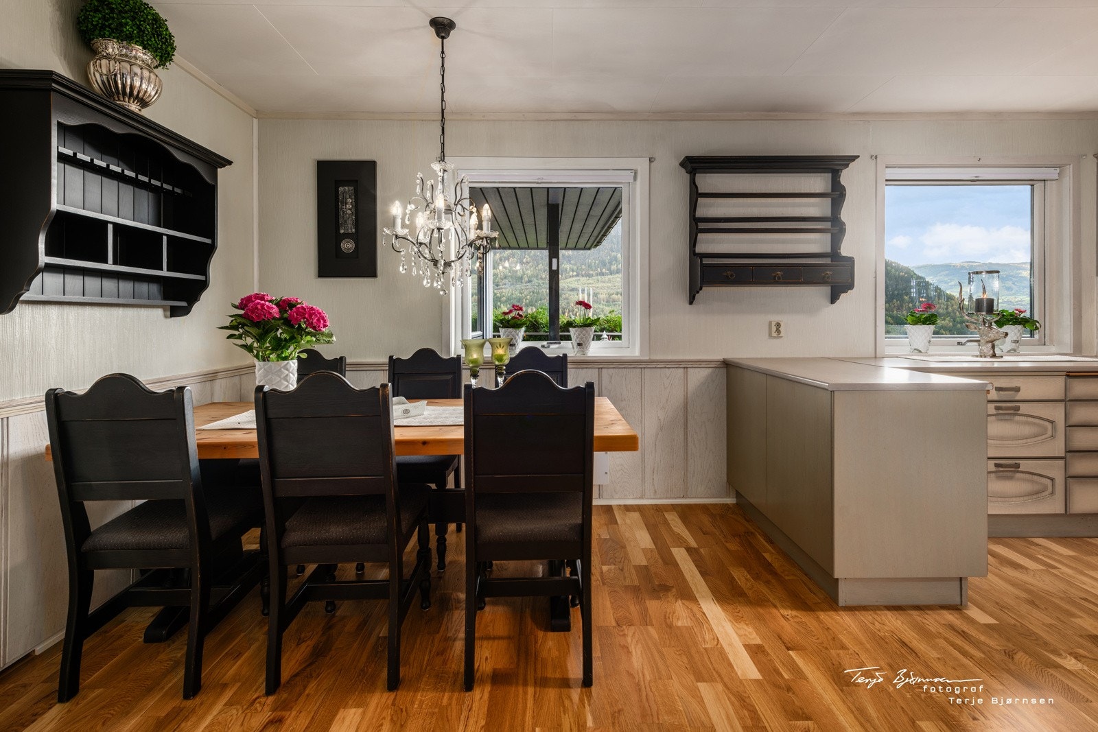 Spiseplass på kjøkkenet. Galleribilde