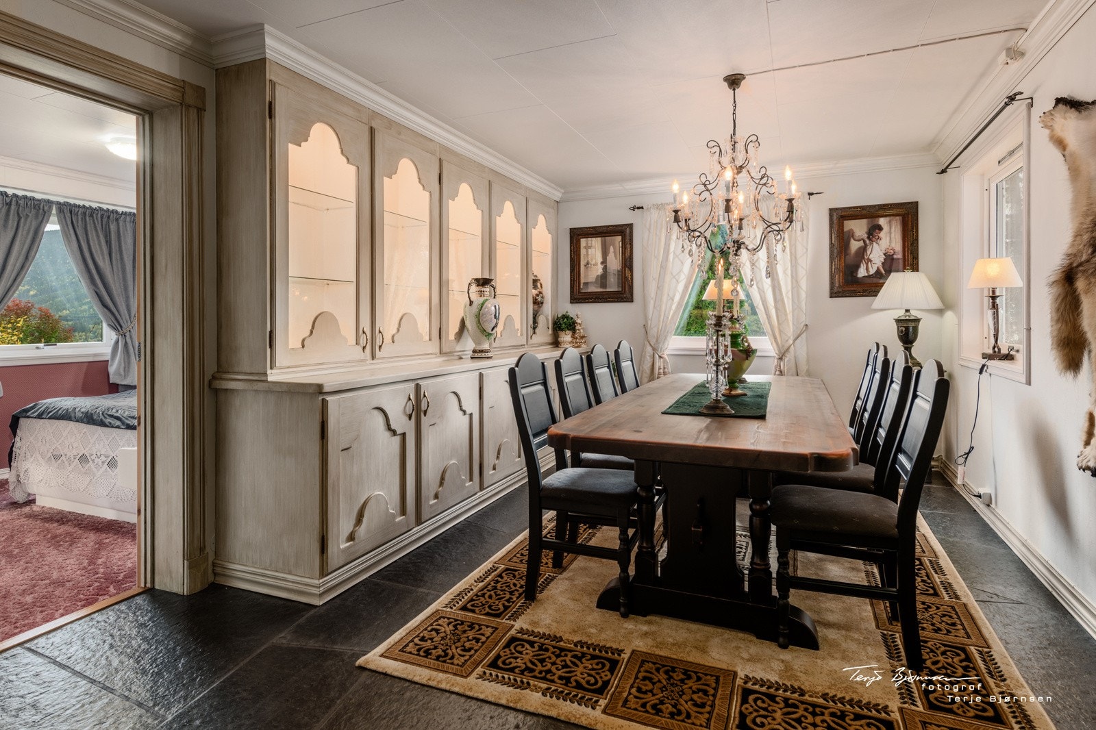 Spisestue i underetasjen. Galleribilde