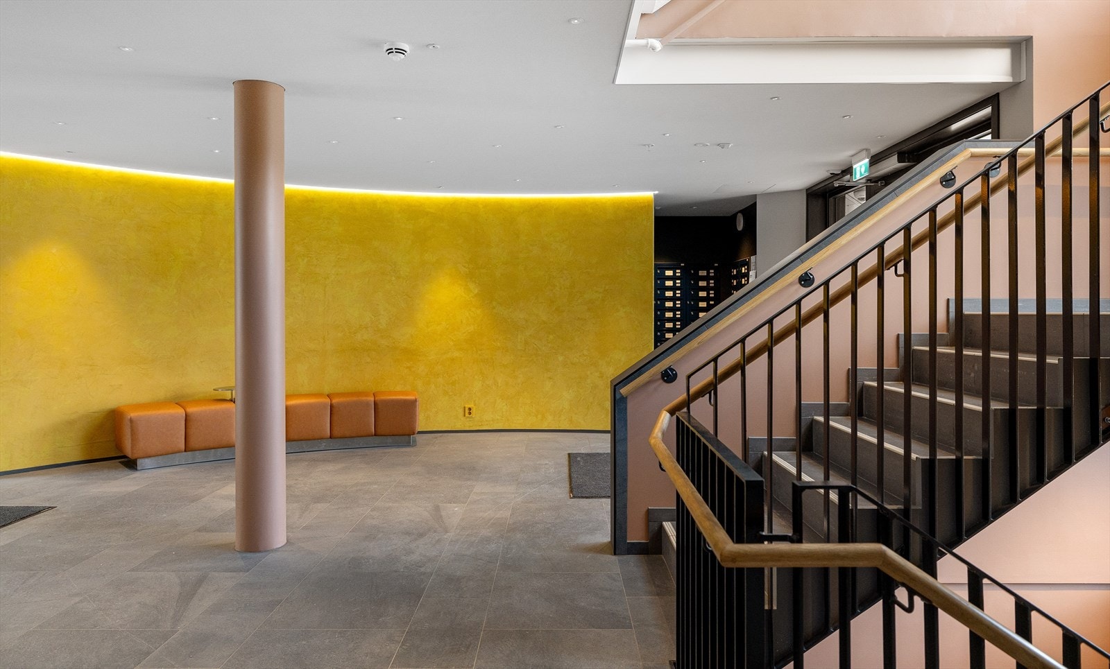 Leiligheten disponerer flere biloppstillingsplasser hvorav to er med elbilladere, og man har dessuten en oppstillingsplass for motorsykkel. I tillegg medfølger også to boder til oppbevaring. Galleribilde