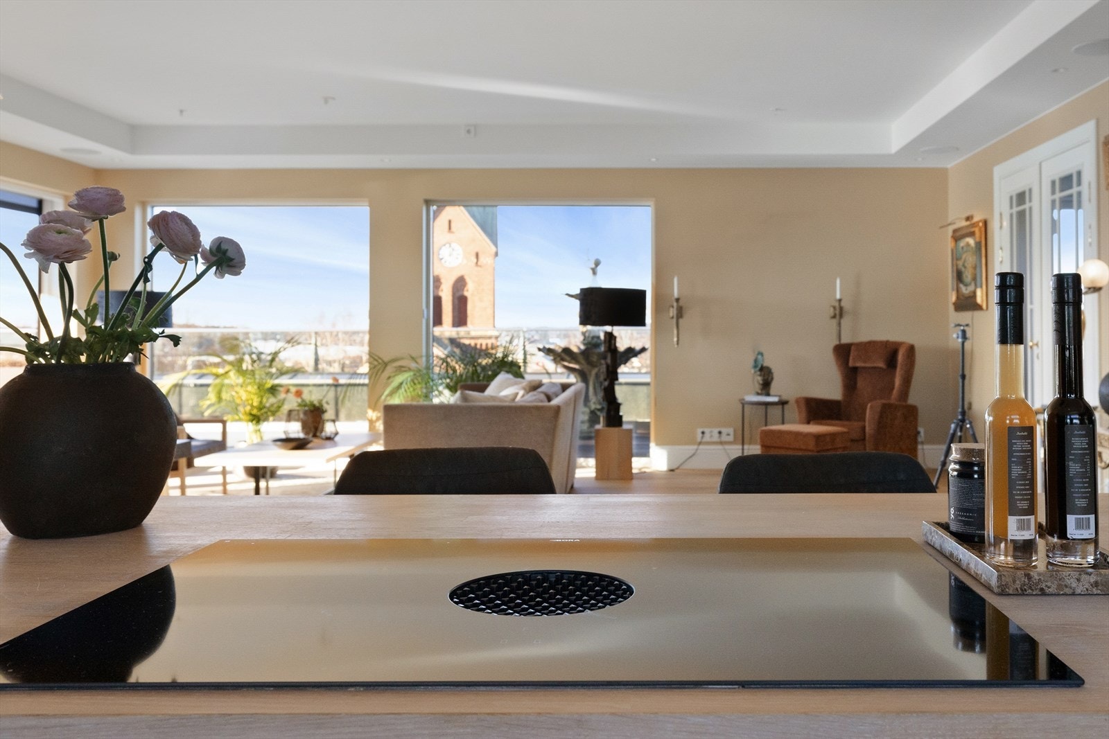 Utformingen danner liksom et perfekt lerret eller en scene der matlaging kan foregå. Galleribilde