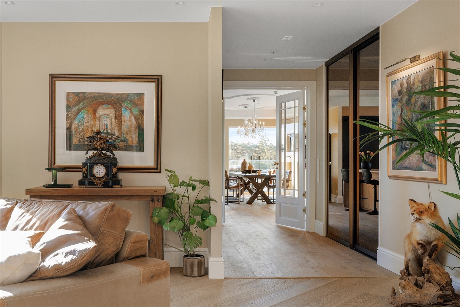 Det er verdt å merke seg at hele leiligheten lagt opp med høykvalitets høyttalere som styres via telefonen. Det samme gjør belysning og gulvvarme. Galleribilde