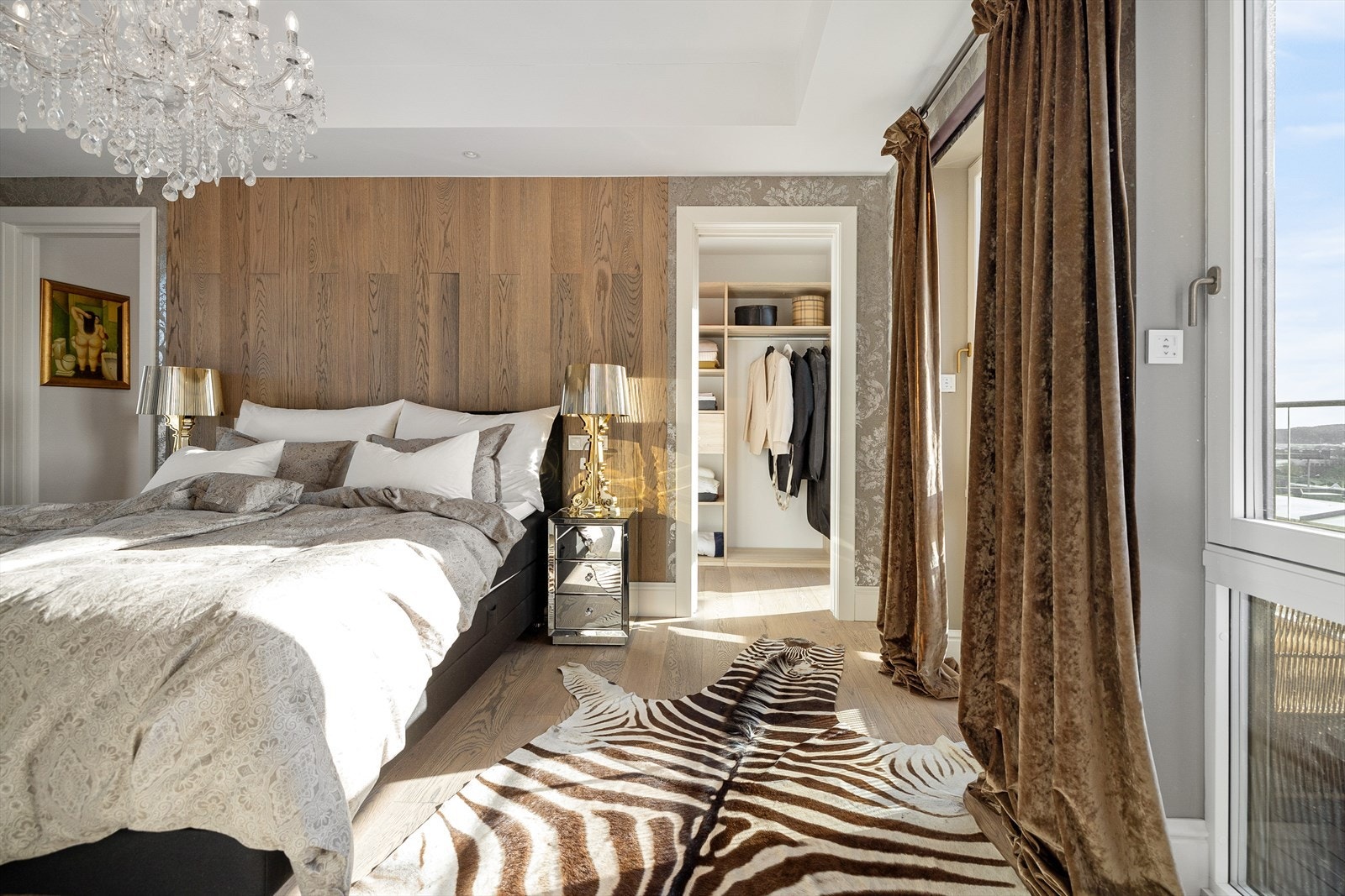 Her leder to dører til den romstore garderoben. Galleribilde