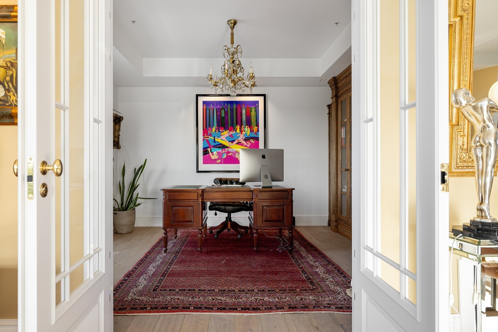 I himlingene ser du ramme av nedsenkede kanaler. De likner klassiske kassettak og rommer downlights, ventilasjon og innebygde høyttalere. Galleribilde