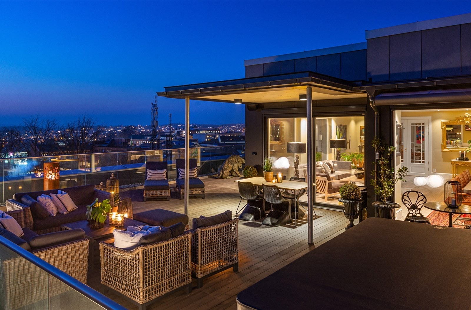 Liknende panorama fra en takterrasse finns nok ikke i Sarpsborg eller Fredrikstad, kanskje i hele Østfold. Galleribilde