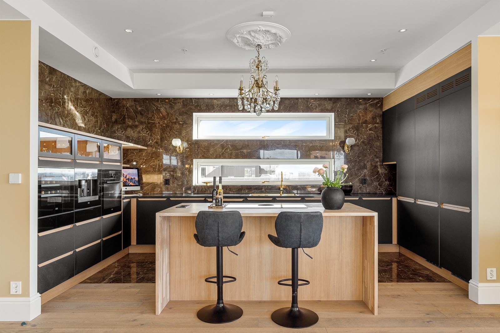 Kjøkkenet fra Strai er utstyrt med slette, mørke fronter og benkeplate i heltre eik. Galleribilde