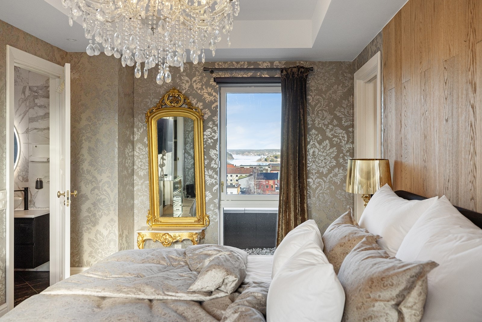 Hovedsoverommet har direkte adkomst i badet. Galleribilde