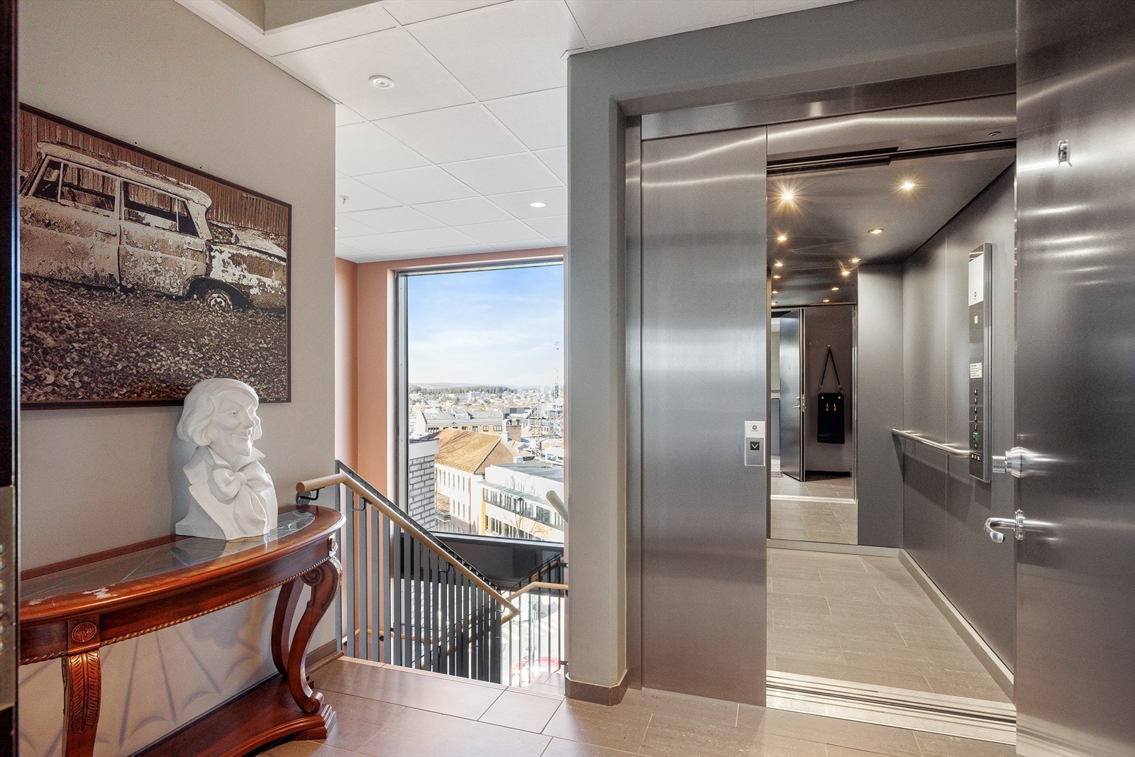 Det er enkel adkomst til leiligheten - enten fra hoved inngangen eller garasjen. Rett opp til leilighetens inngangsdør. Galleribilde