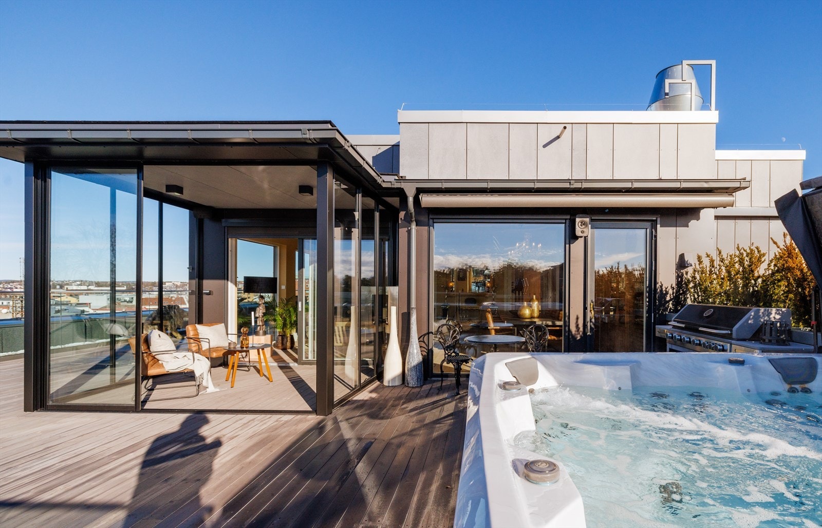 Den store, usjenerte terrassen er utstyrt med et utendørs boblebad og en innglasset del for kjøligere kvelder. Galleribilde