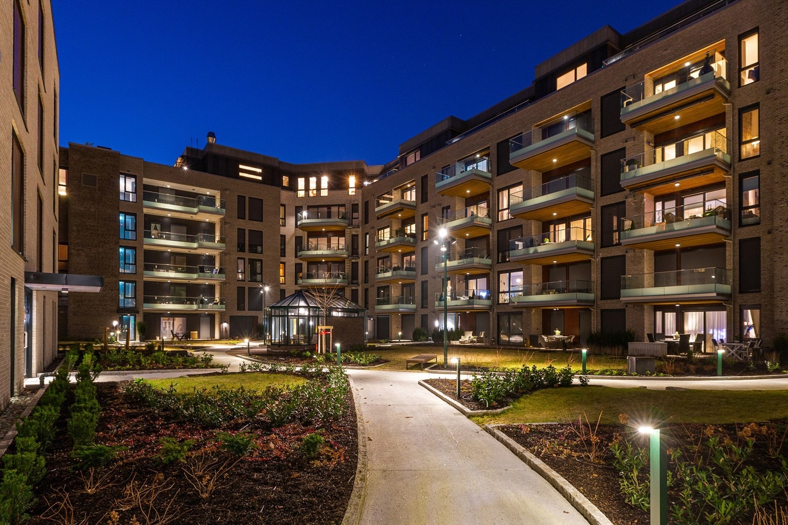 Å benytte "hage" i navnet er ikke tilfeldig, for sameiet er formet som et kvartal og i midten har man anlagt en stor hage - en egen grønn lunge, som nå virkelig begynner å ta form med gangstier som snor seg mellom prydbusker, blomster og trær. Galleribilde