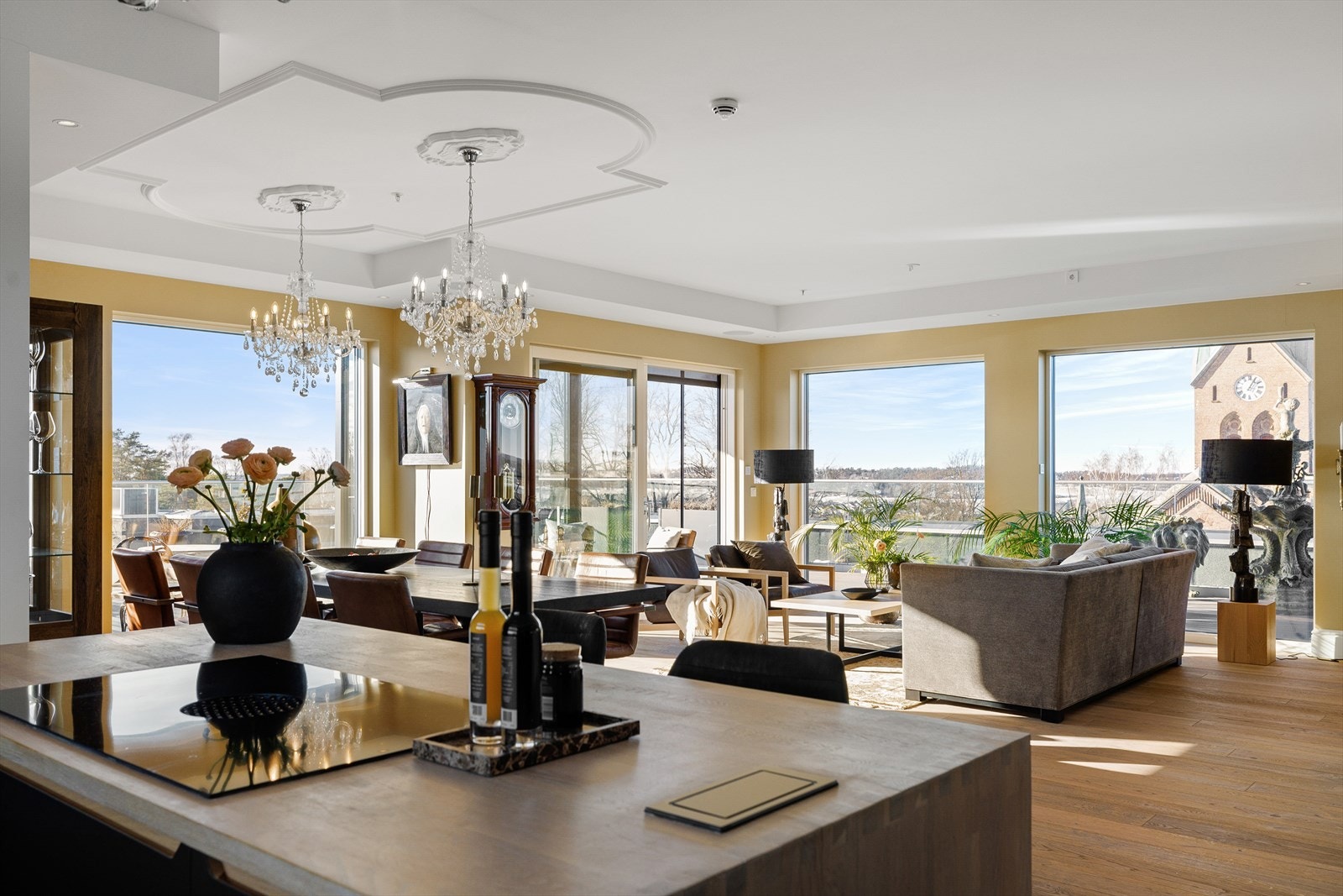 Legger man til leilighetens luksuriøse utforming og eksklusive materialbruk, er det ikke til å komme utenom at det er en mulighet som sjeldent dukker opp. Galleribilde