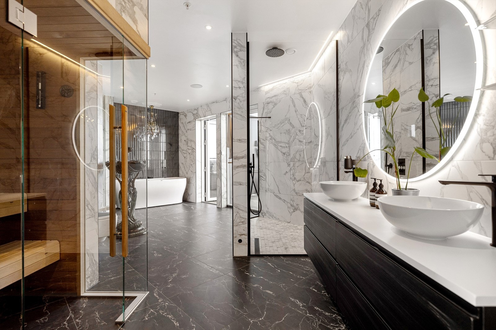 Hovedbadet er noe for seg selv . Her finner du badekar, en fantastisk dusjsone og en egen sauna. Galleribilde