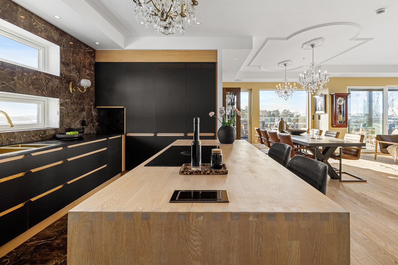 Kjøkkensonen har marmorfliser på vegger og gulv og skiller seg dermed stilmessig fra storstuen. Galleribilde