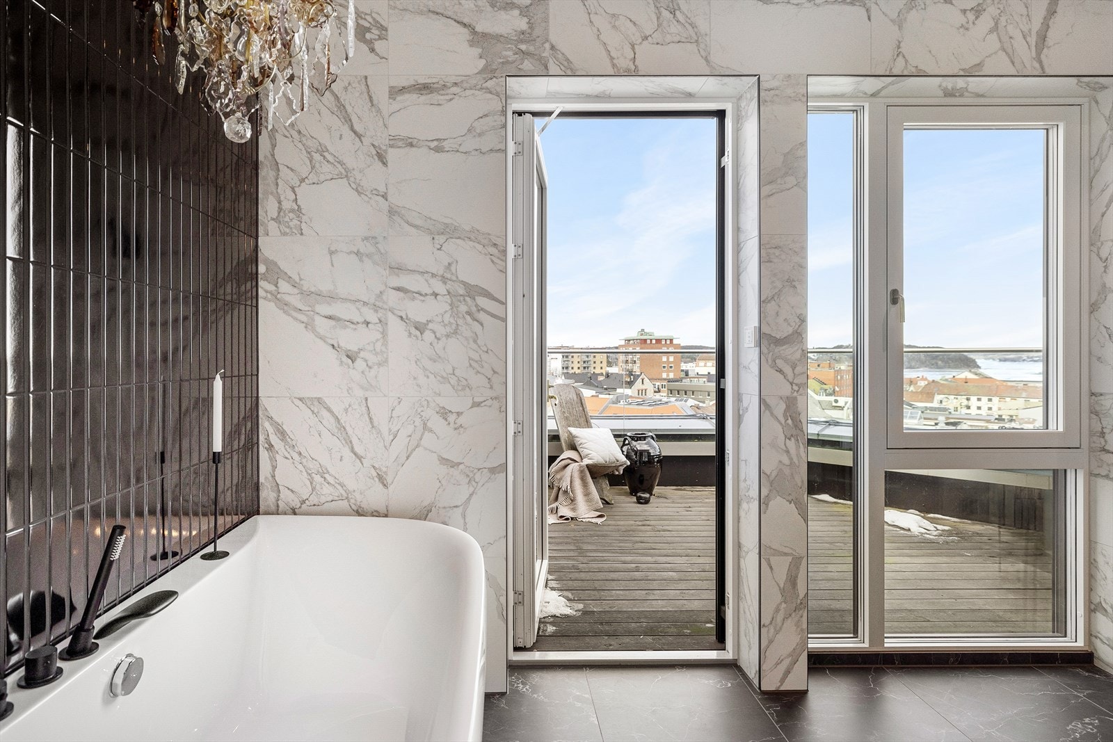 Dessuten har man her utgang til egen en av de mindre takterrassene her med utsikt mot Glengshølen, privat og skjermet så lenge du ikke lener deg over gelendret. Galleribilde