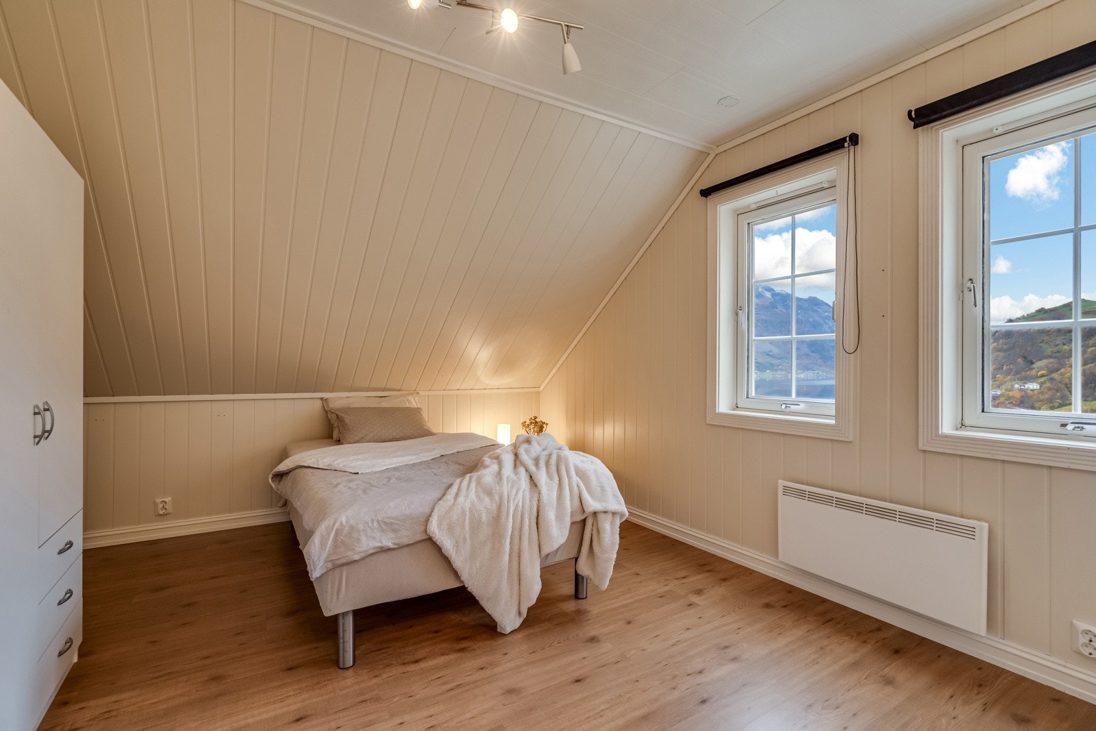 Soverom med skap. Galleribilde