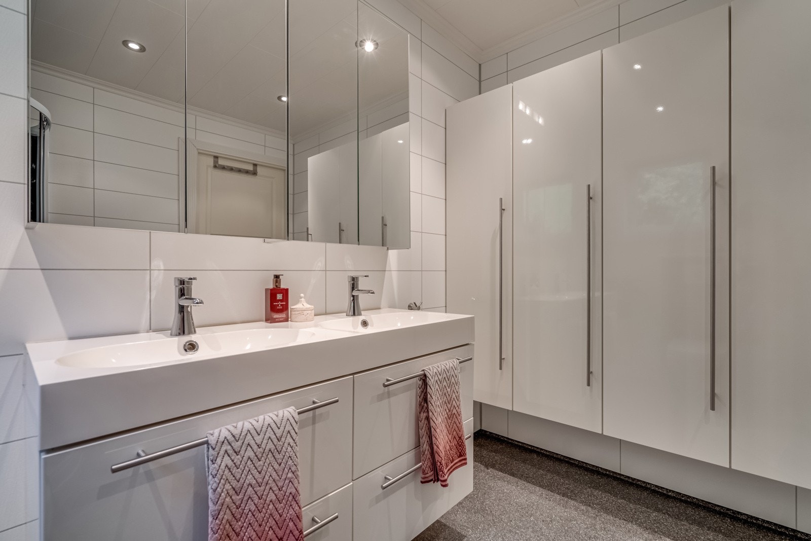 Det er rikelig med skapplass på badet. Galleribilde