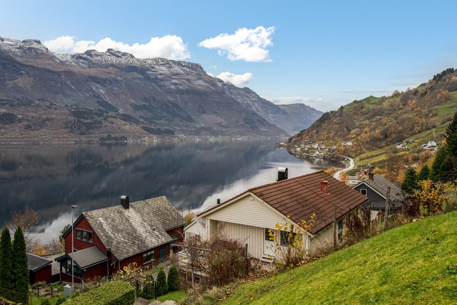 Vestvendt beliggenhet med fin utsikt over Sørfjorden og mot Folgefonna. Galleribilde