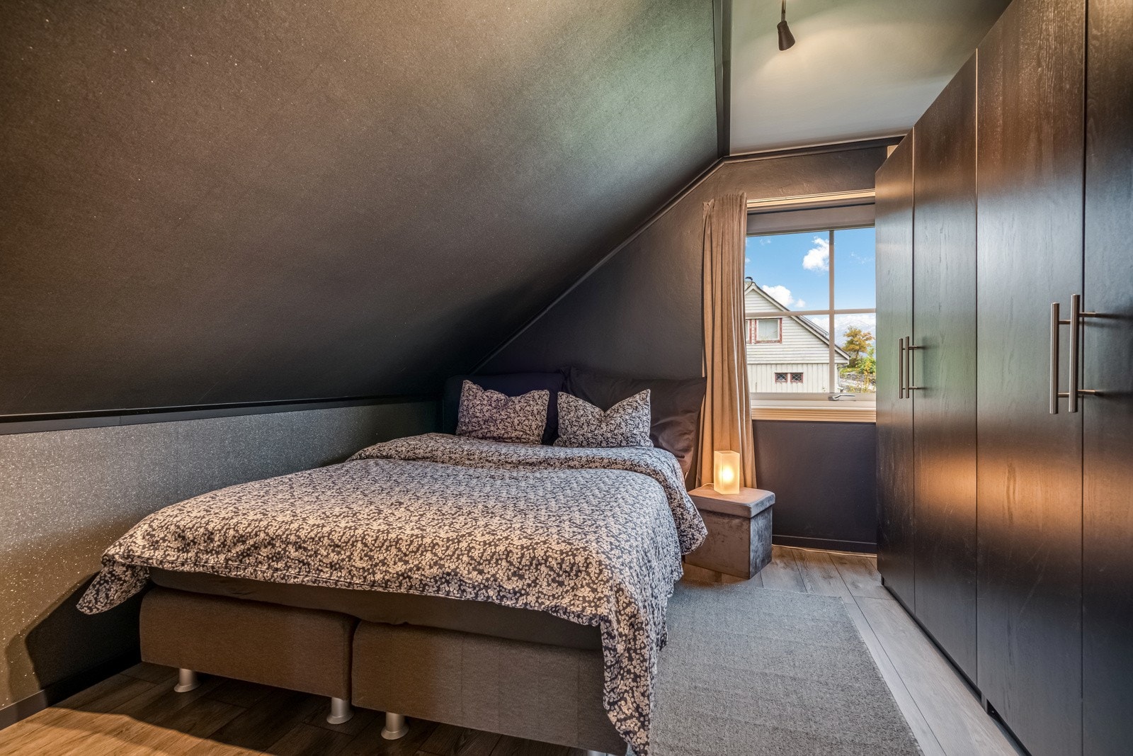 Boligen har tre romslige soverom. Her soverom med god skapplass. Galleribilde