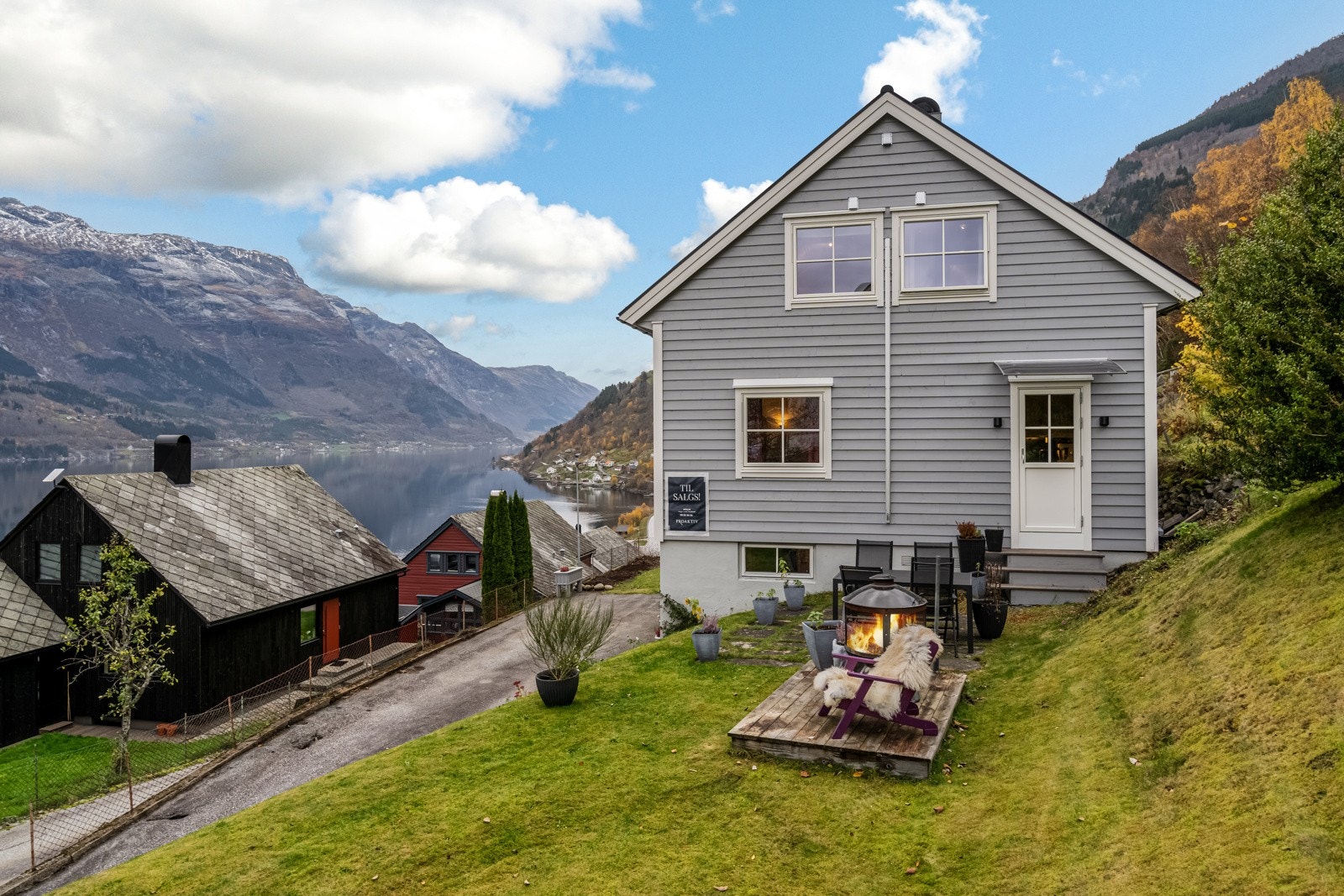 Det er satt inn dør som tar deg ut til hagen. Her er det muligheter for å lage til en terrasse om det skulle friste. Galleribilde