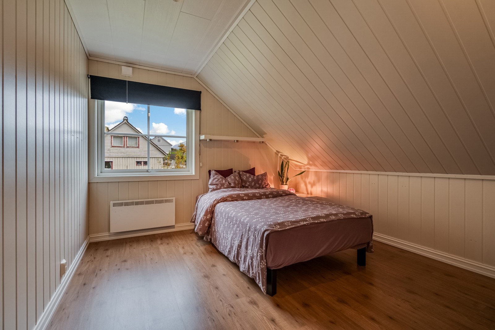 Soverom med skap. Galleribilde