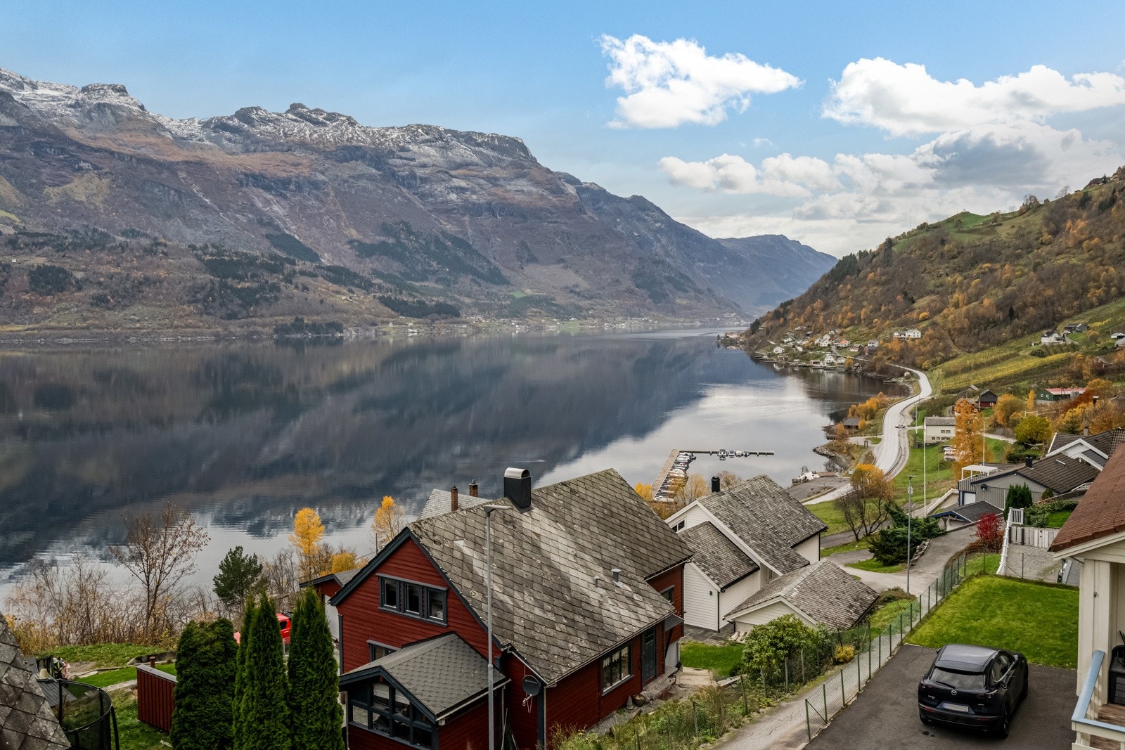 Vestvendt beliggenhet med fin utsikt over Sørfjorden og mot Folgefonna. Galleribilde