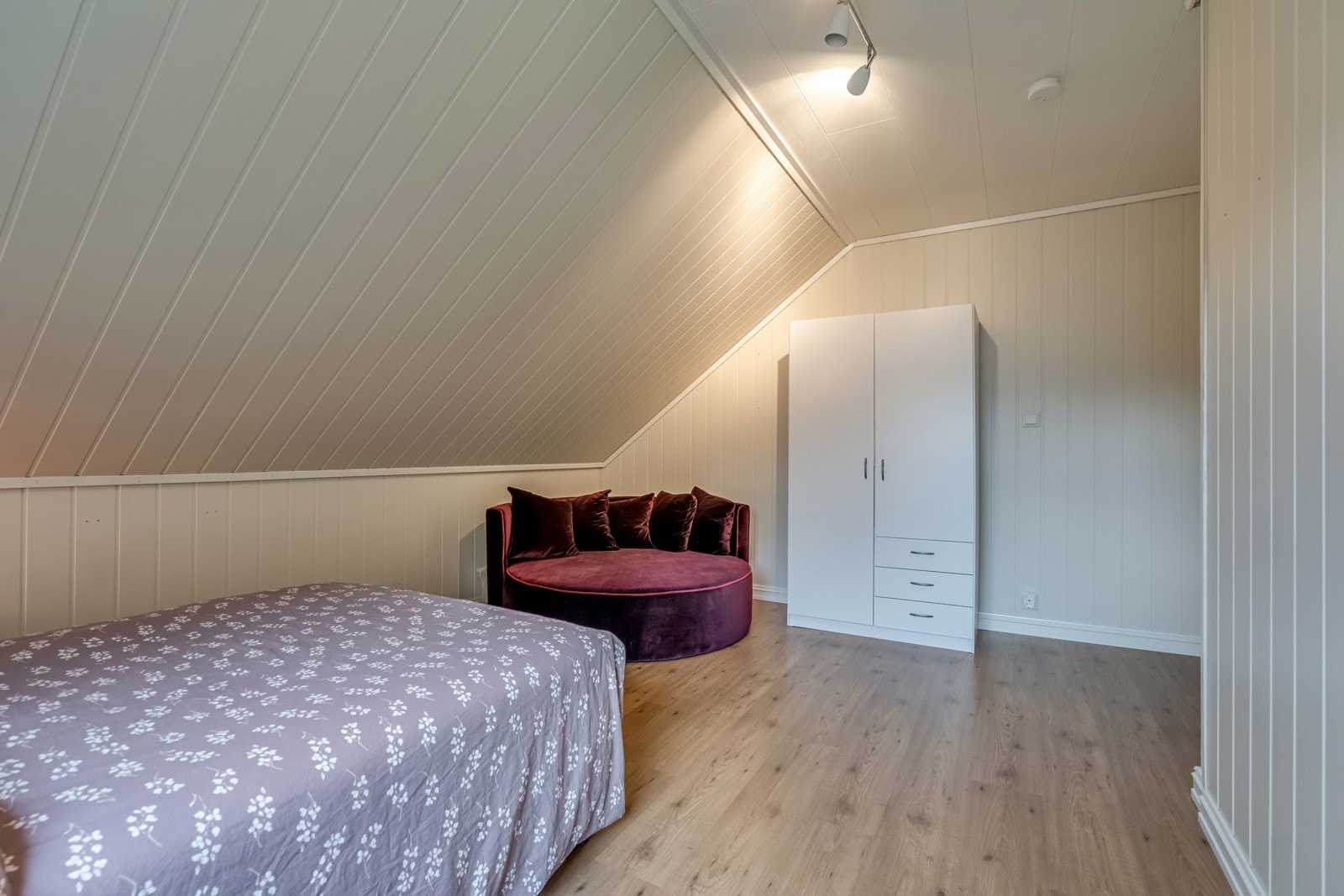 Soverom med skap. Galleribilde