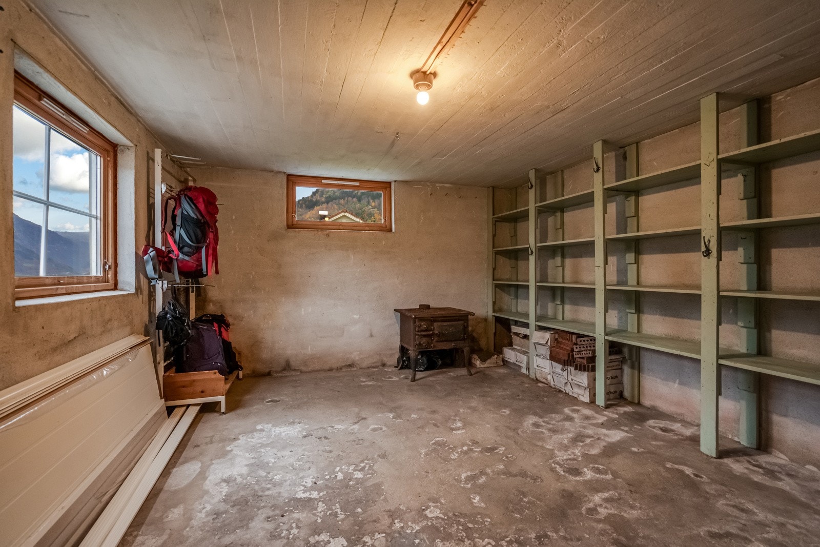 Uinnredet rom i kjeller. Her er det muligheter om man skulle ønske det. Galleribilde