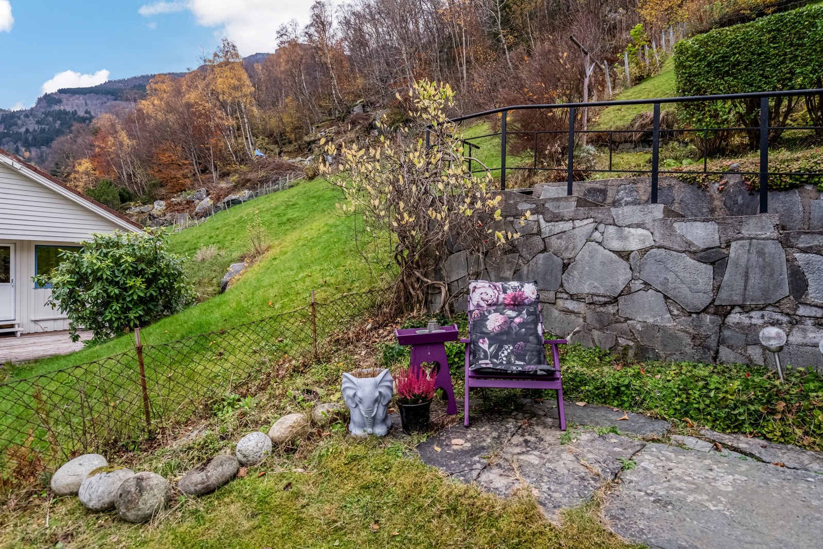 Uteplass ved inngangspartiet. Galleribilde