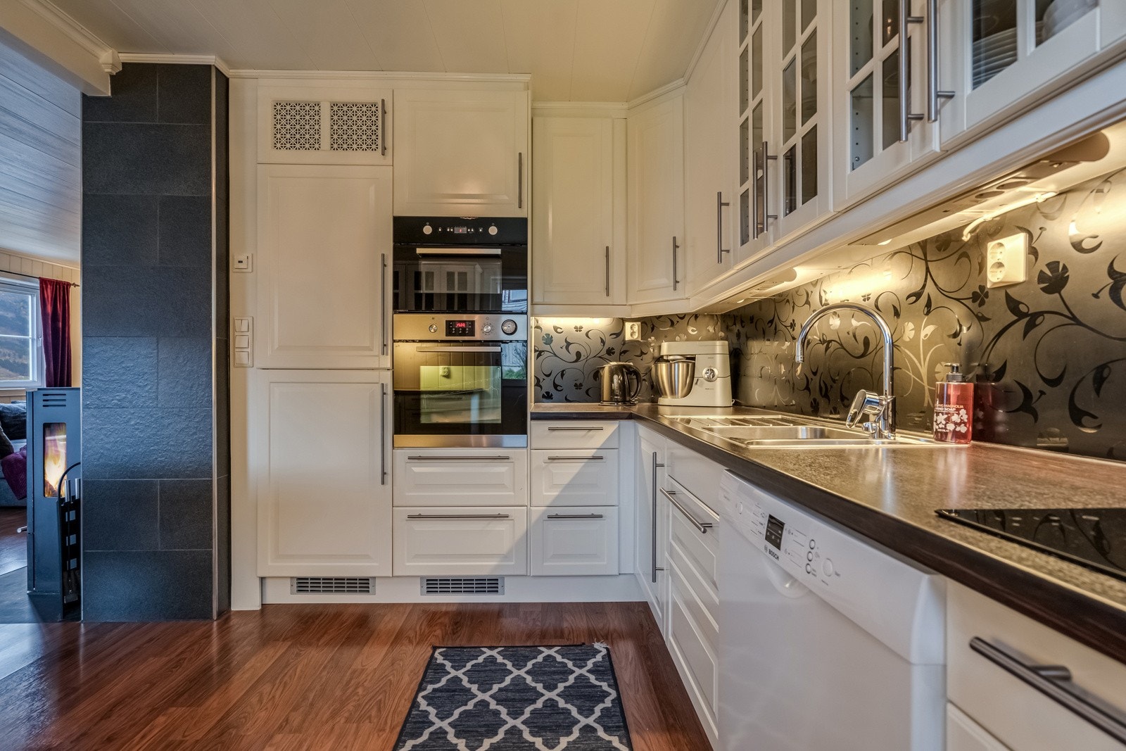 Hvit kjøkkeninnredning. Galleribilde