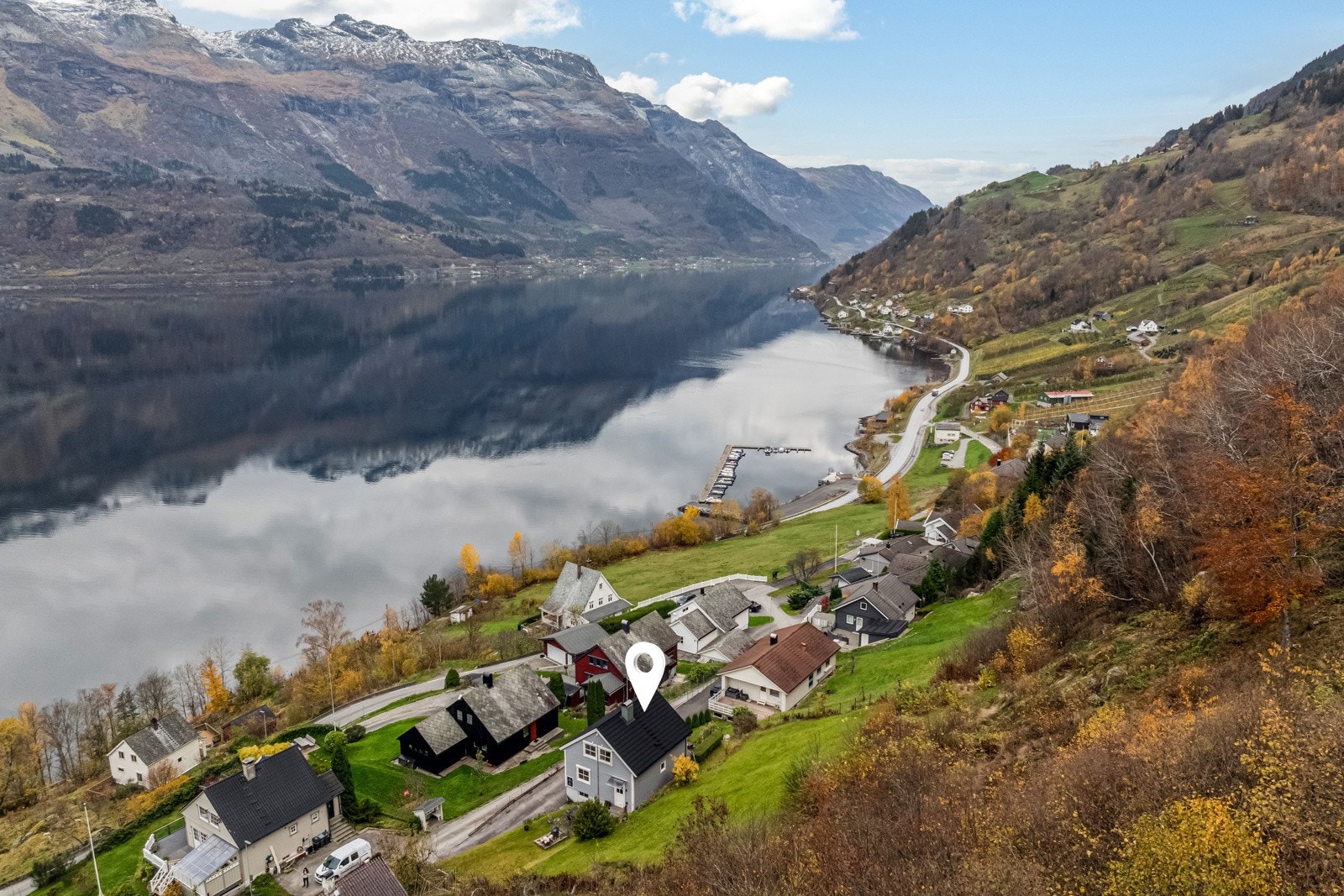 Eiendommen ligger i boligfeltet på Sekse i Ullensvang Herad. Galleribilde