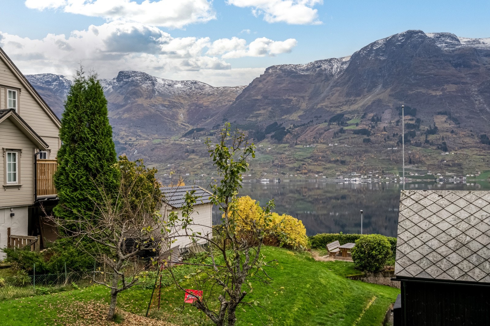 Vestvendt beliggenhet med fin utsikt over Sørfjorden og mot Folgefonna. Galleribilde