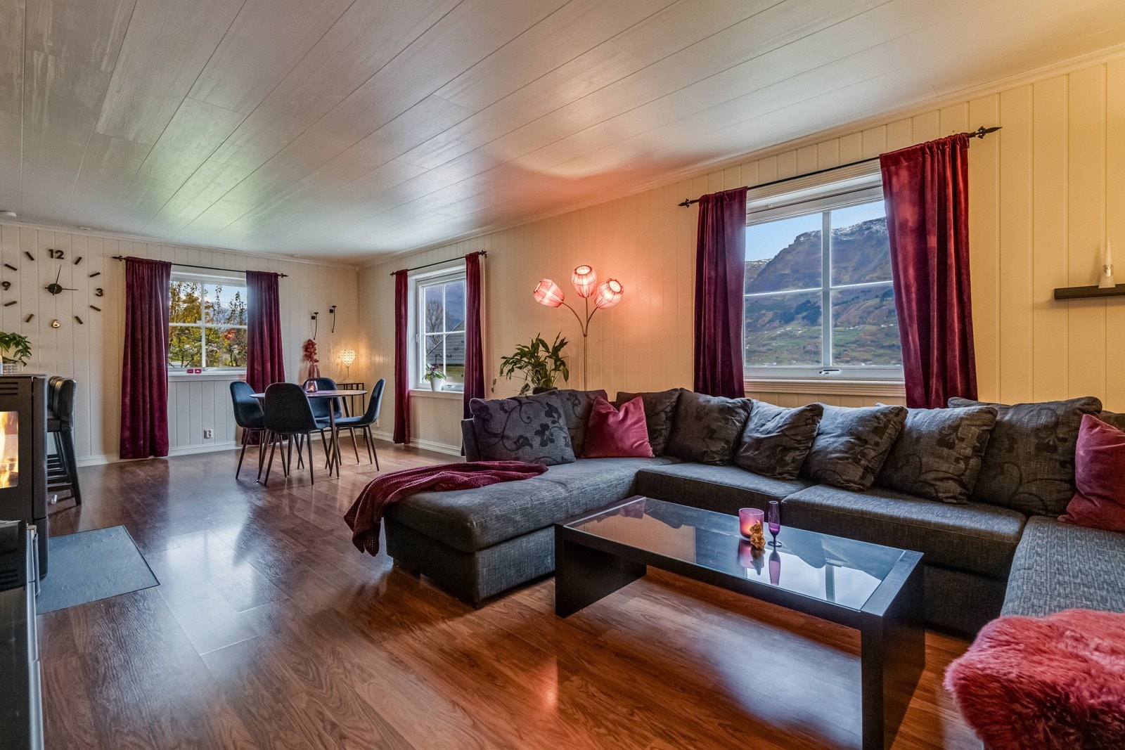 Stue med plass til spisebord. Galleribilde