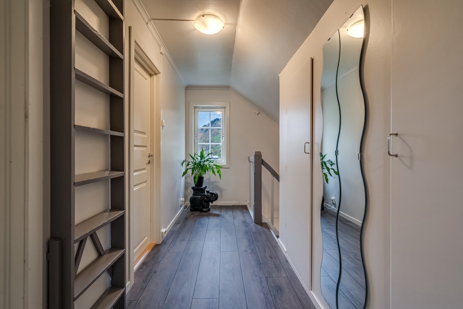 Velkommen opp! I gangen er det lagringsplass i skap. Galleribilde