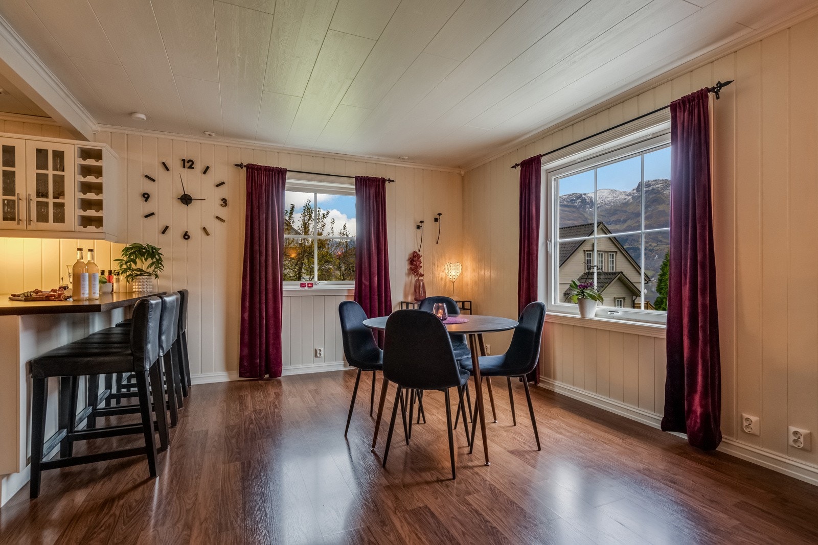 Her er det åpen løsning mot kjøkkenet. Galleribilde