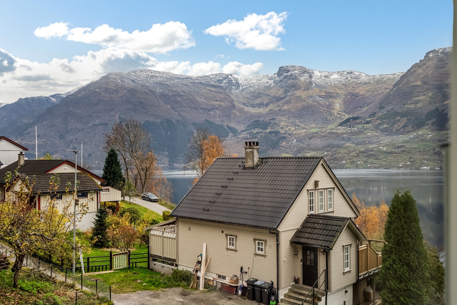 Vestvendt beliggenhet med fin utsikt over Sørfjorden og mot Folgefonna. Galleribilde