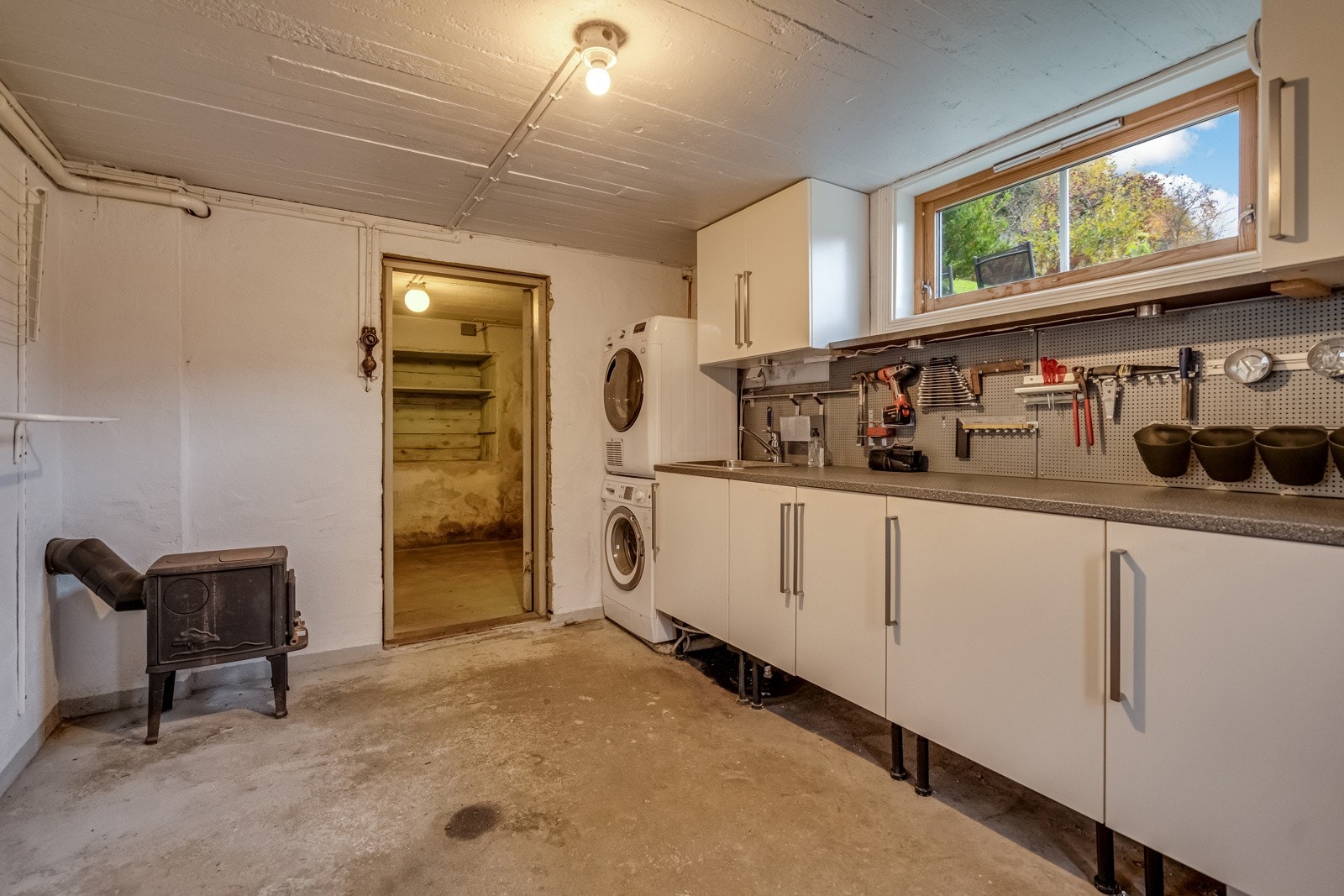 Vaskekjeller med utgang ut til oppkjørsel. Galleribilde