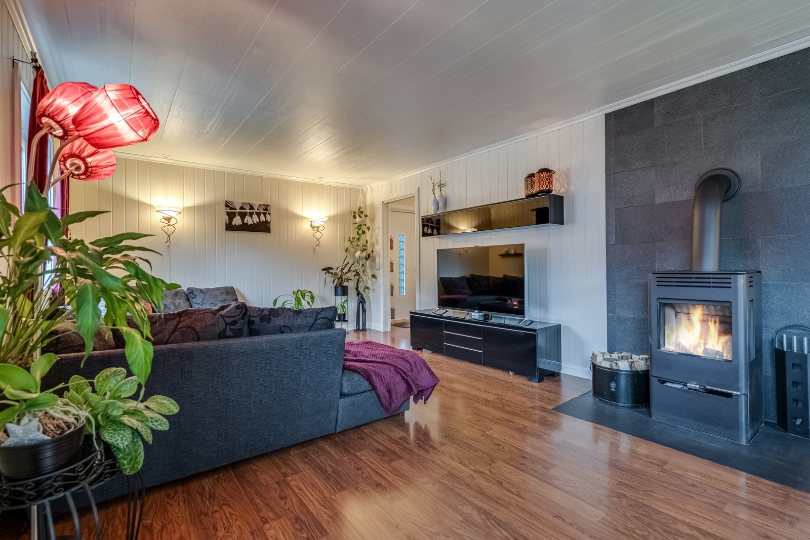 Stue med vedovn. Galleribilde