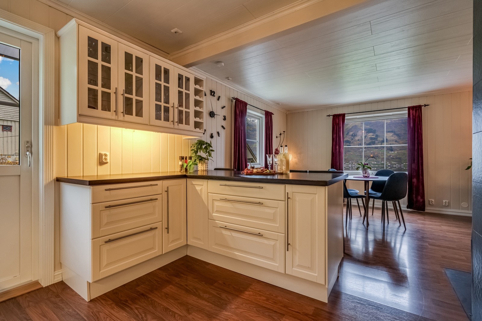 Huset har store gode vindu som gir godt med lys inn i boligen. Galleribilde