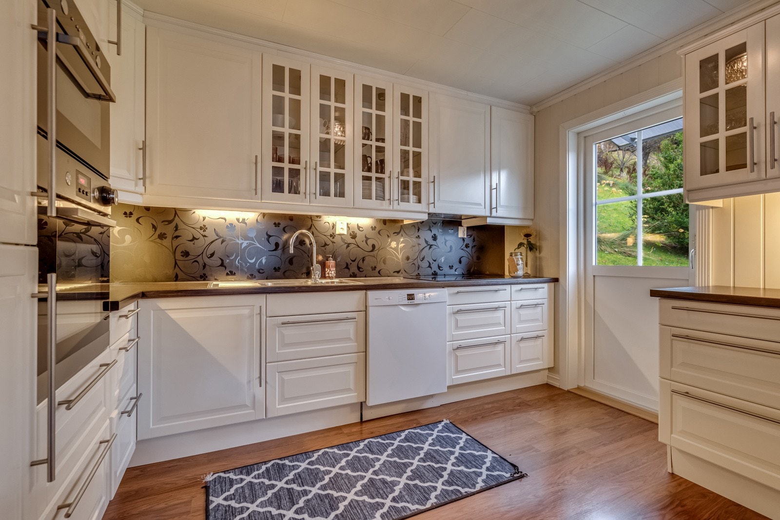 Her er det god skap- og benkeplass. Galleribilde