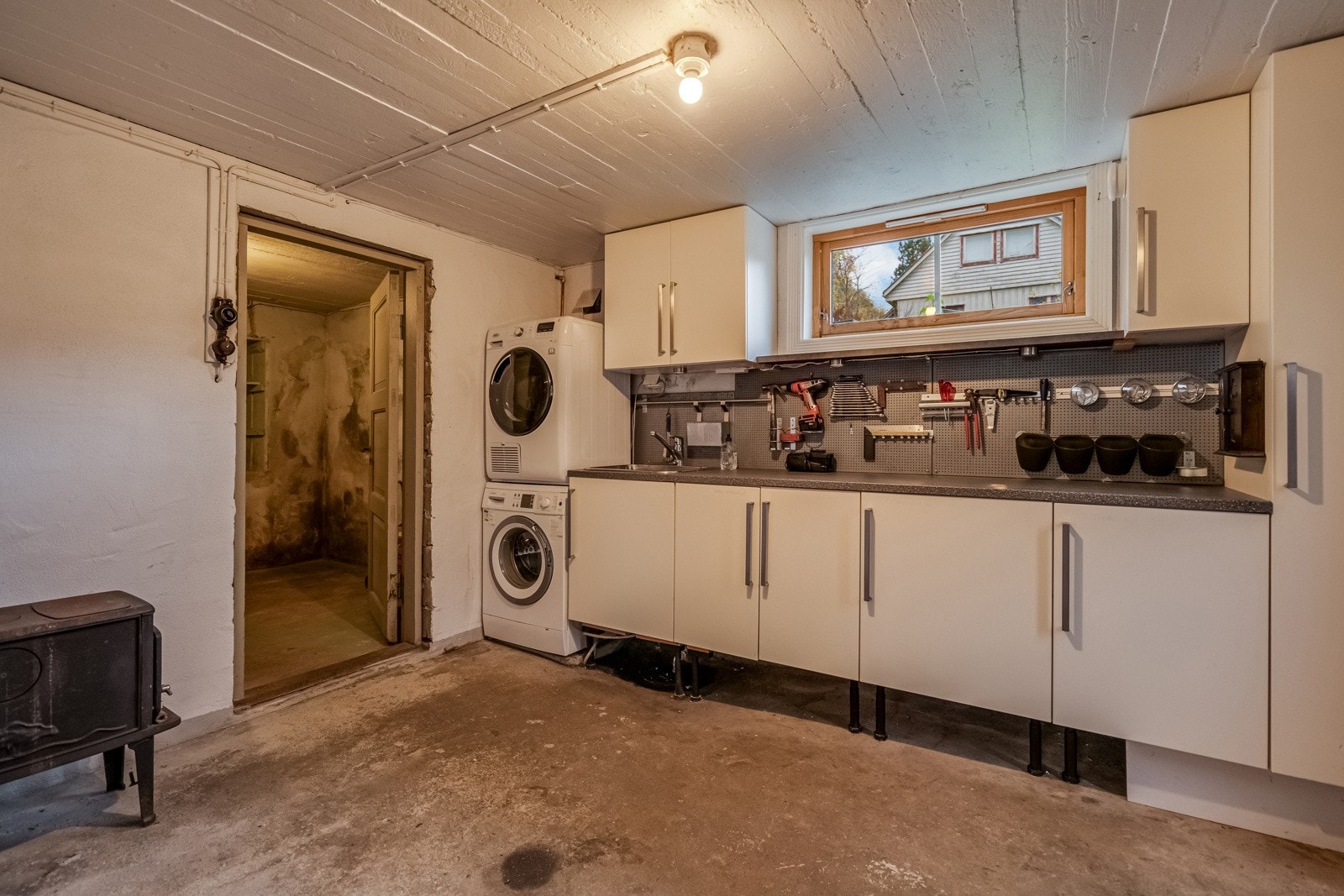 Vaskekjeller med god skapplass. Her er det opplegg for vaskemaskin Galleribilde