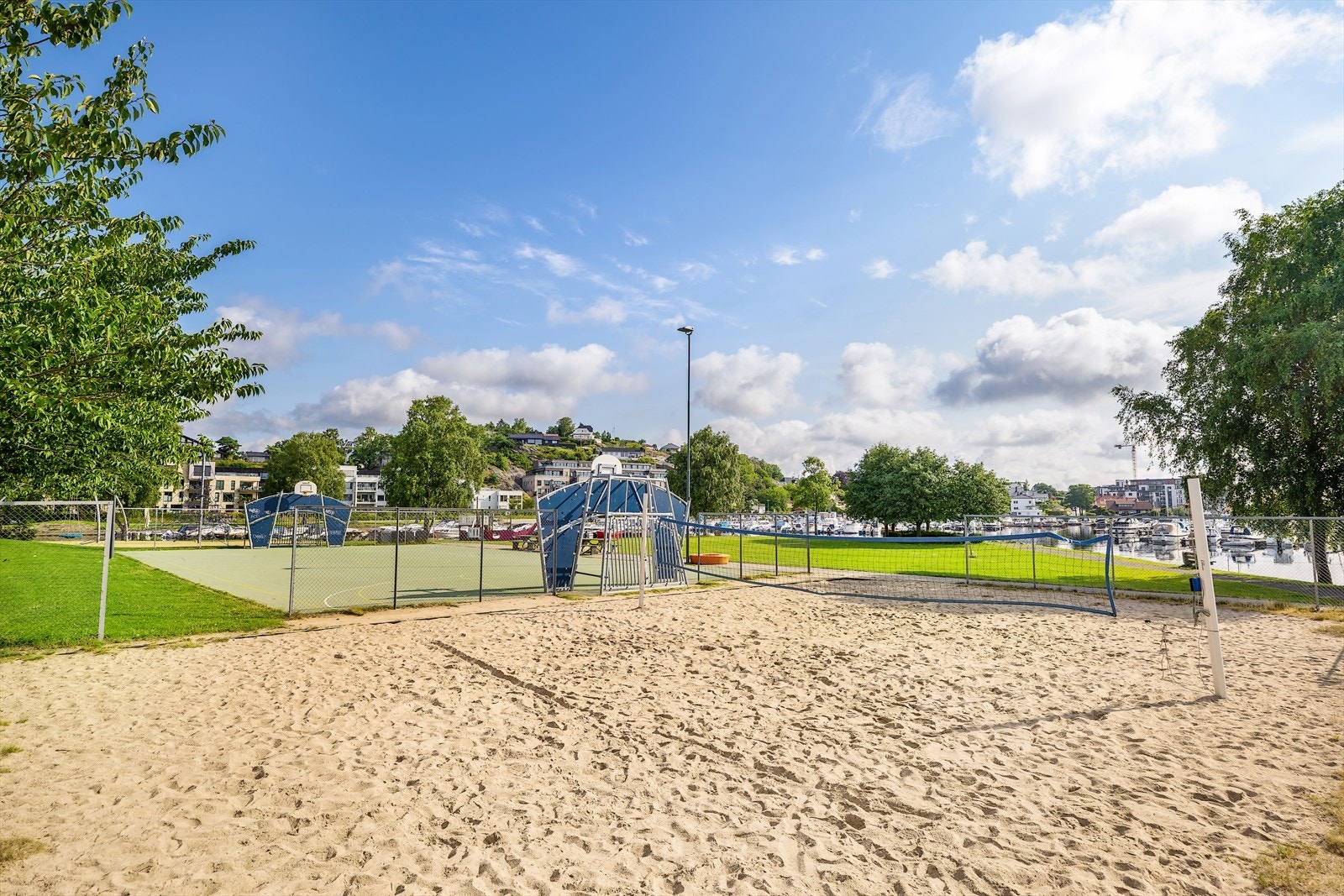 Populære Auglandsbukta finner du også en spasertur unna med marina, gressplen, volleyballbane og lekeplass Galleribilde